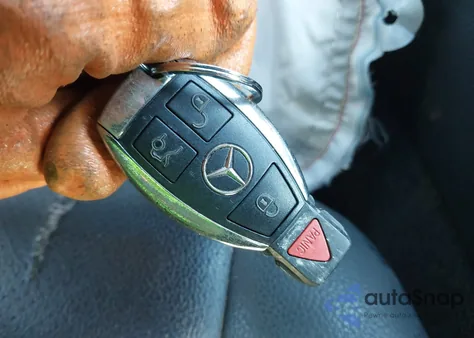 2011 Mercedes-Benz C 300 Sport 4Matic z USA, uszkodzony, nr VIN WDDGF8BB7BR165932